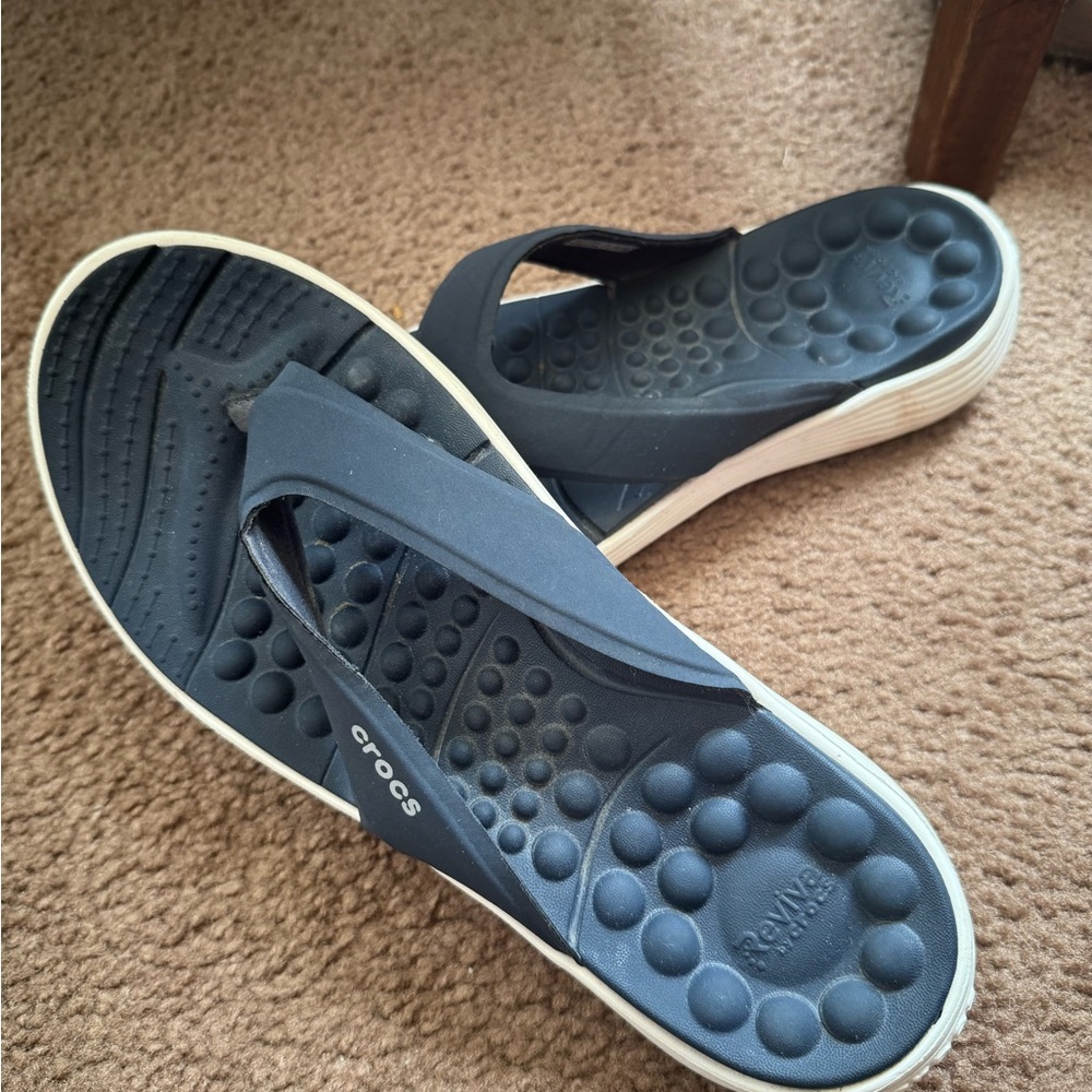 Navy Croc flip flops size w10 🔷🔷🔷